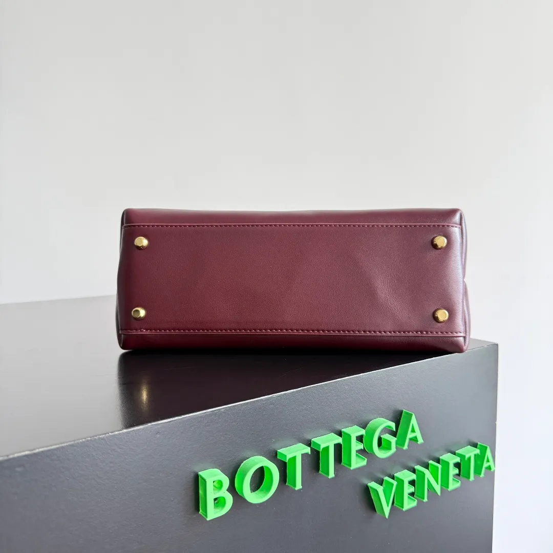 Batch 2060 BottegaVeneta Latest Ciao Ciao Bag Silky cowhide two-way flap handbag with signature twist detail, hidden hook closure, flap can be fastened to the front or attached to the INTRECCIATO woven internal pocket, comes with an adjustable and removable crossbody strap, internal compartment, and also features a zippered pocket. The surprise flap has various shapes. Style 1 - Cover the bag surface, exposing the knot and knot decoration. Style 2 - Place the flap inside the bag. A buckle is also designed. Style 3 - The U-shaped position of the top handle in the hand bag. Style No.: 835835 Size: 26*19*10.5cm